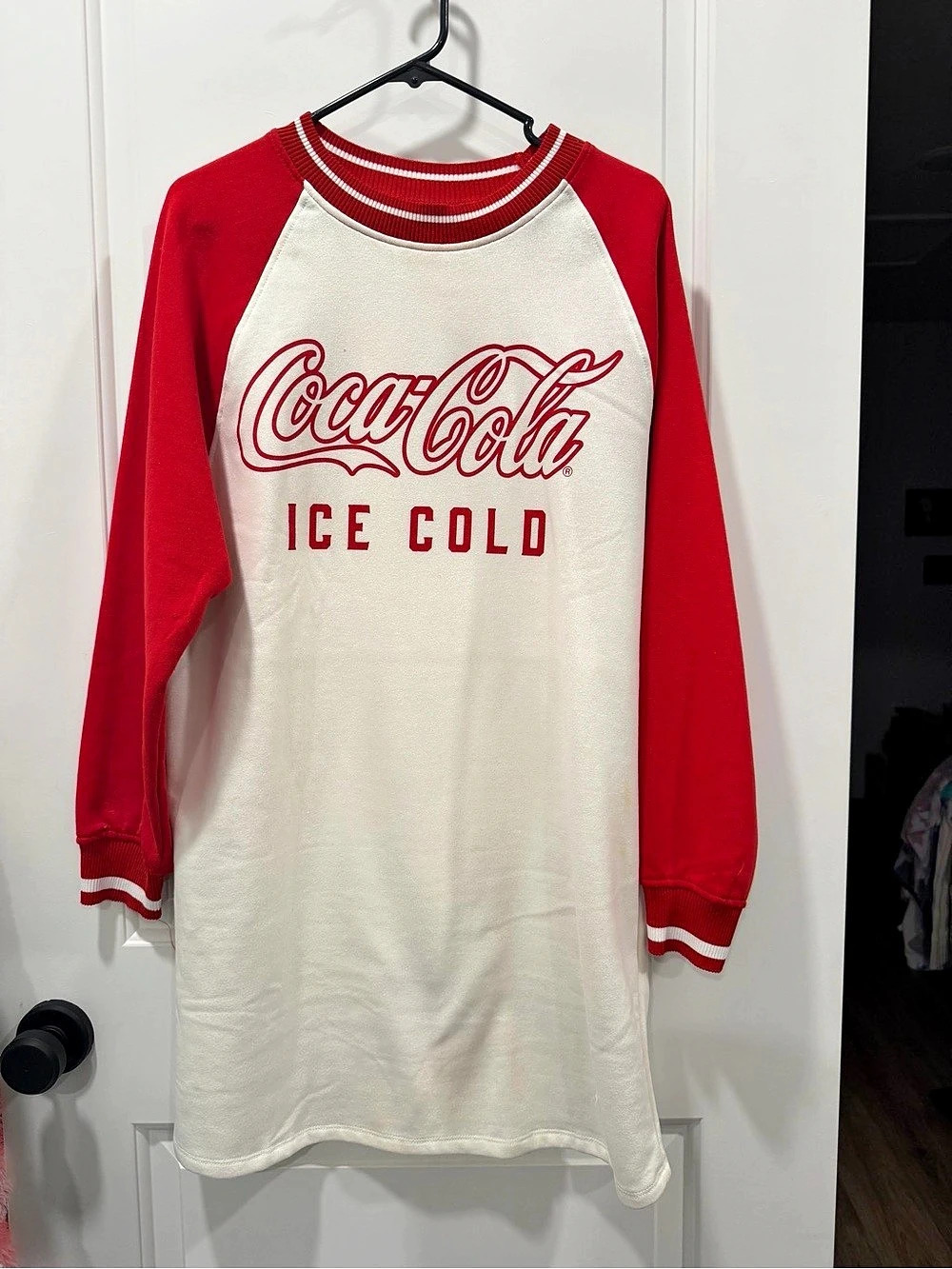 H&Medium Coca-Cola Ice Cold Color Block Raglan Top in Red & White Size Medium